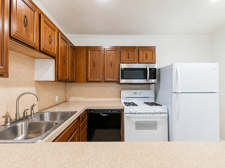 1102 N Sheridan Ave #D — Photo 3