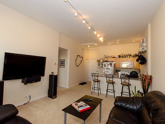 2nd image of 4015 N Milwaukee Ave Unit 215