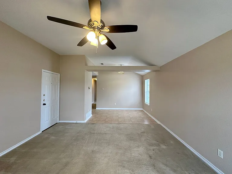 202 Janelle Dr — Photo 3
