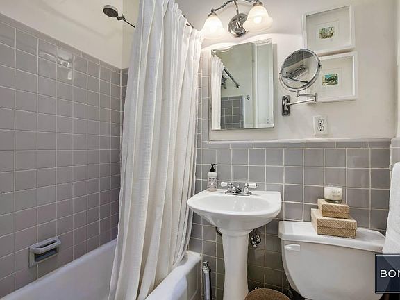 3rd image of 220 E 87th St APT 5A