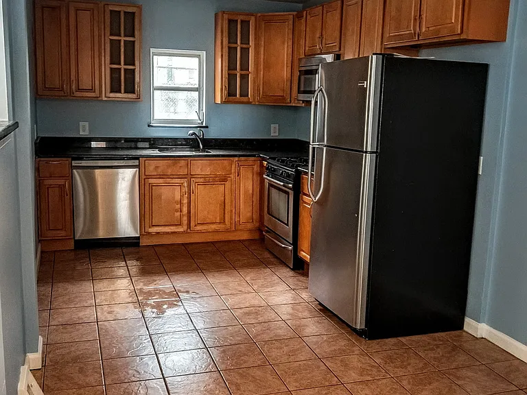 2630 E Birch St — Photo 2