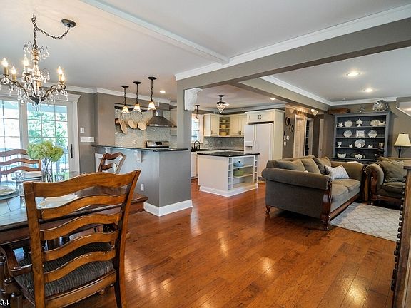 5th image of 301 Sussex St