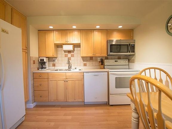 Renovated equipped eat in kitchen (11x11).
