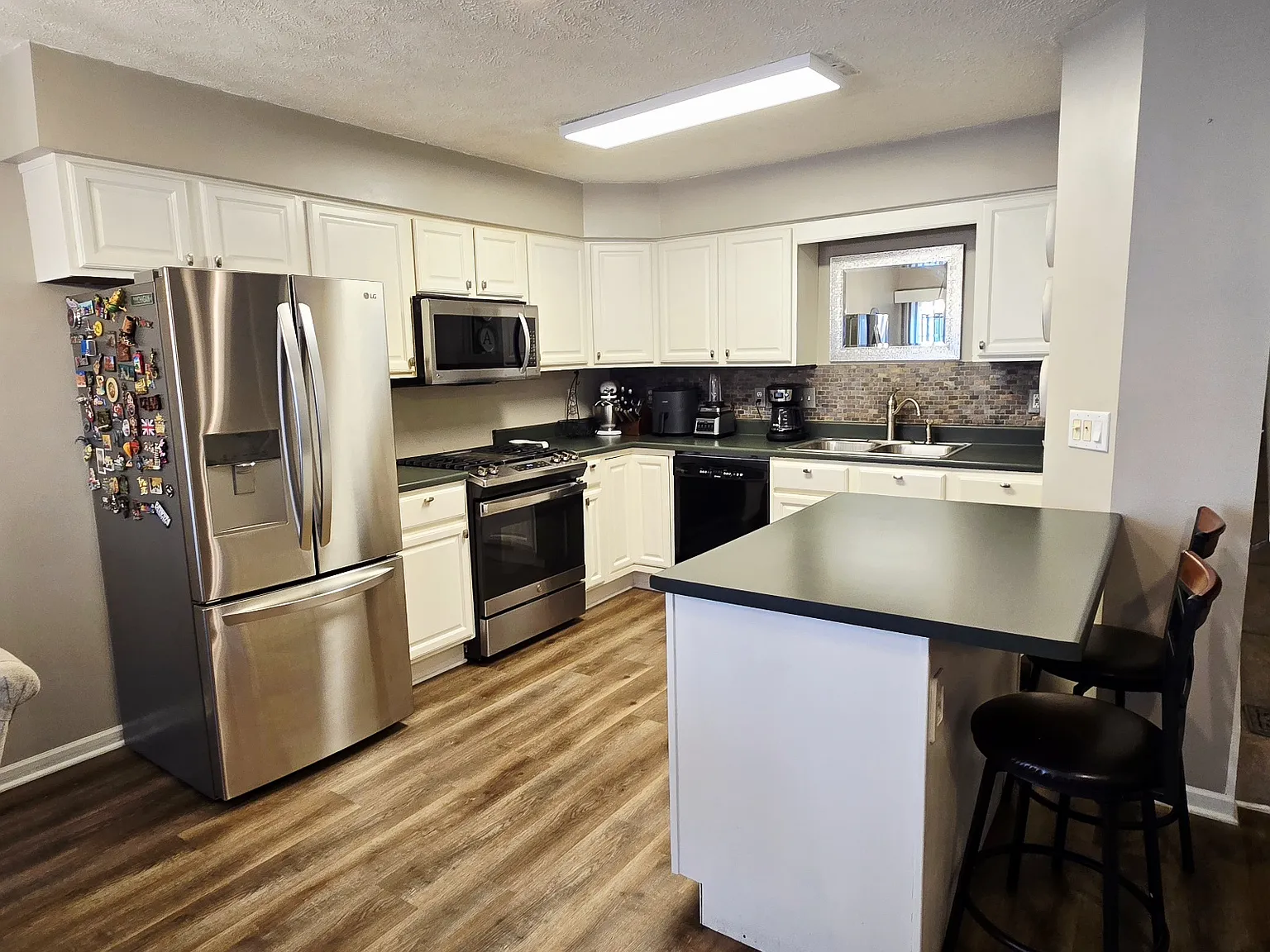 3 bed, 2.5 bath, 1800 sqft, $2,100 — Photo 3