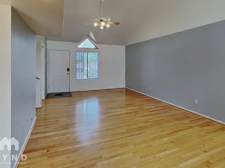 2747 N Pacific Dr — Photo 3