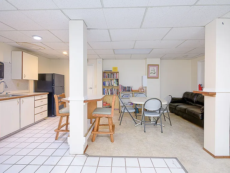Abbottsford Apartments — Photo 57