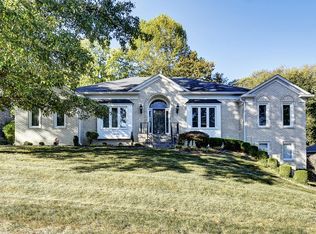 2404 Phoenix Hill Dr, Indian Hills, KY 40207