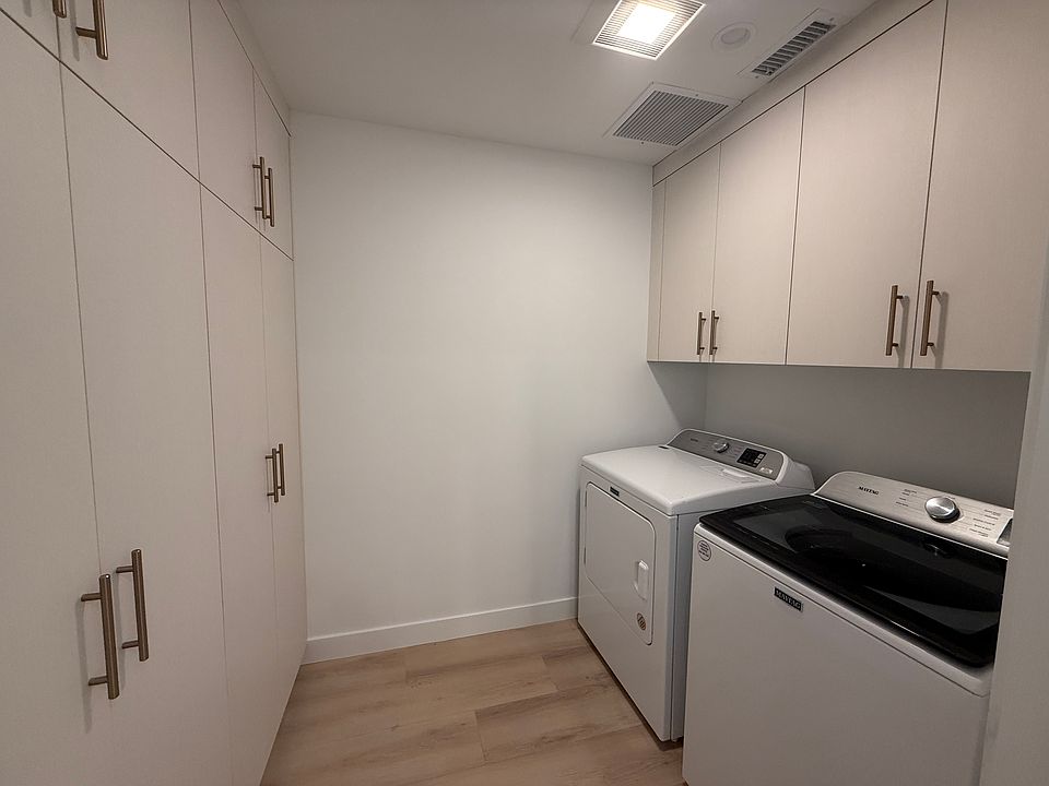 Separate pantry/laundry room off kitchen