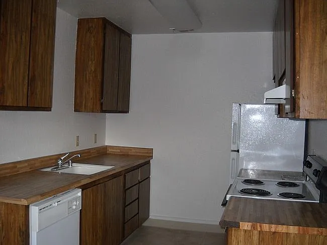 Woodland Apartments — Photo 4
