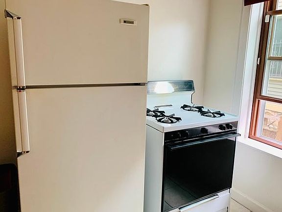 4th image of 1-3705 W Byron St #1