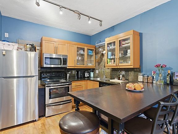 4th image of 881 Harrison Ave APT 1