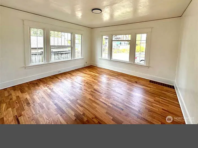 608 N Puget Sound Ave — Photo 3