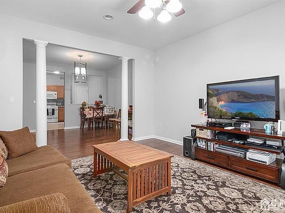 5th image of 298 Pinelli Dr