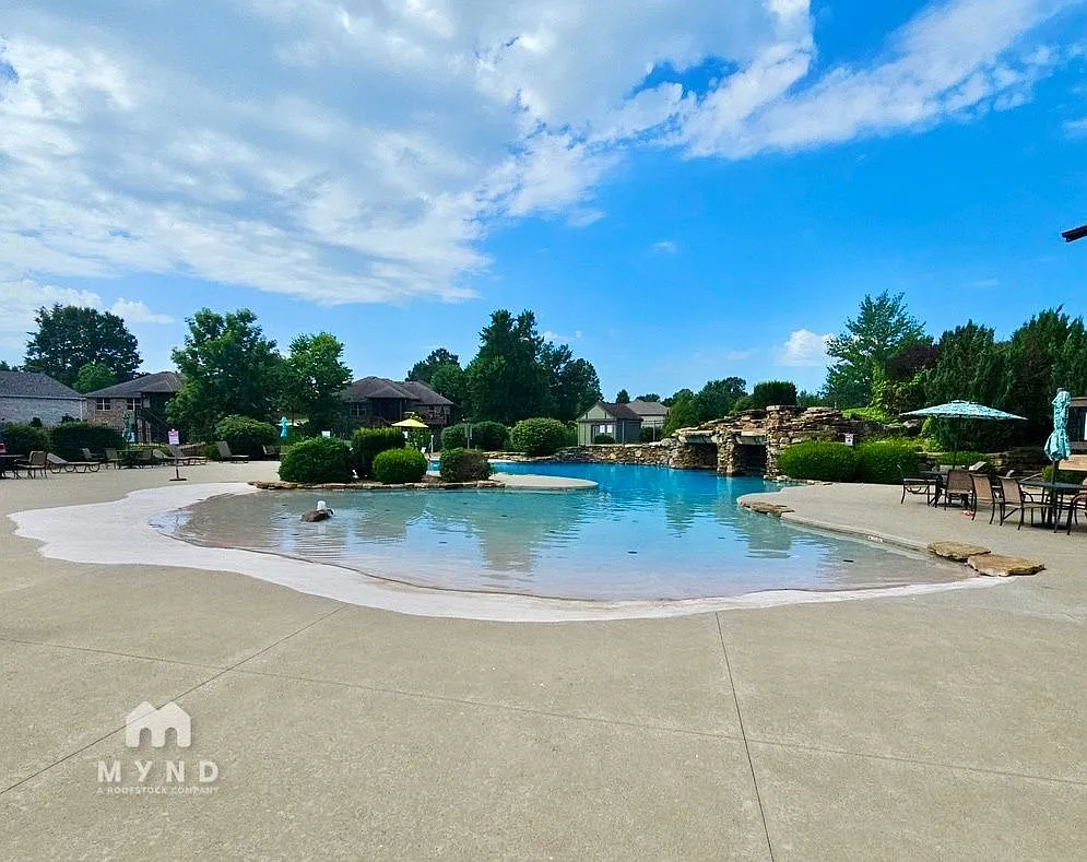3 bed, 2.0 bath, 1319 sqft, $1,563 — Photo 4