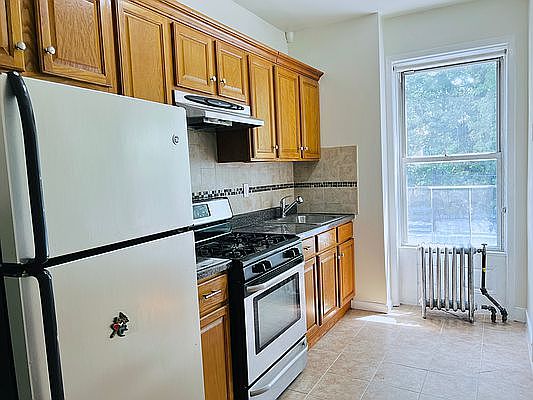 3rd image of 892 Saint Johns Pl APT 4