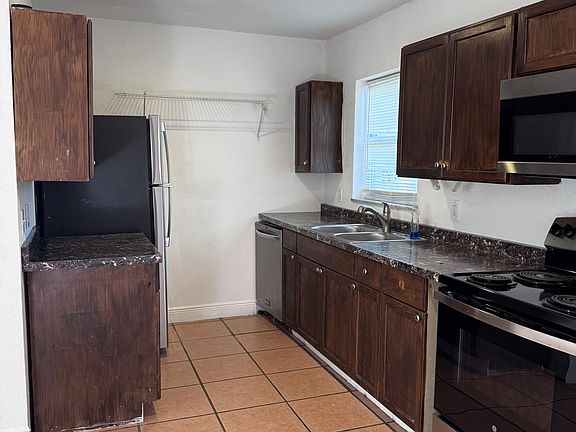3rd image of 151 SE Castana Ct