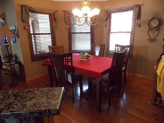 4th image of 20607 SE Oakwood Dr