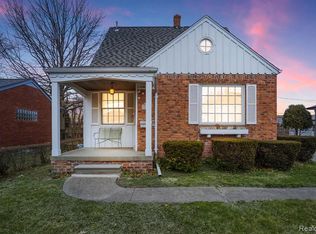 22423 Pointe Dr, Saint Clair Shores, MI