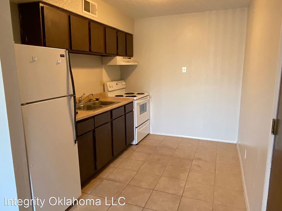 1st image of 3911 N Rockwell Ave #133
