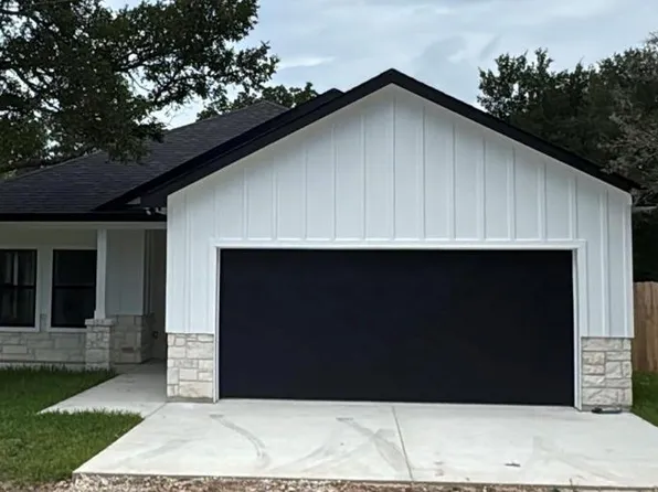 889 S Leon St, Giddings, TX 78942