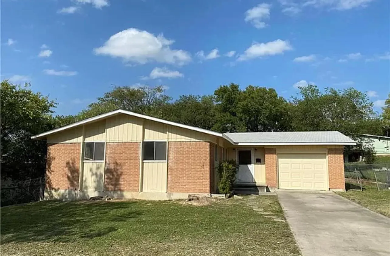 805 W Bryce Ave — Photo 1