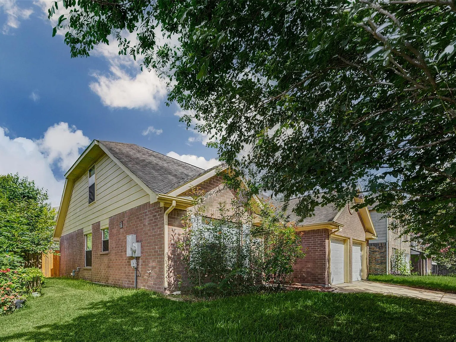 3 bed, 2.5 bath, 2164 sqft, $2,149 — Photo 2