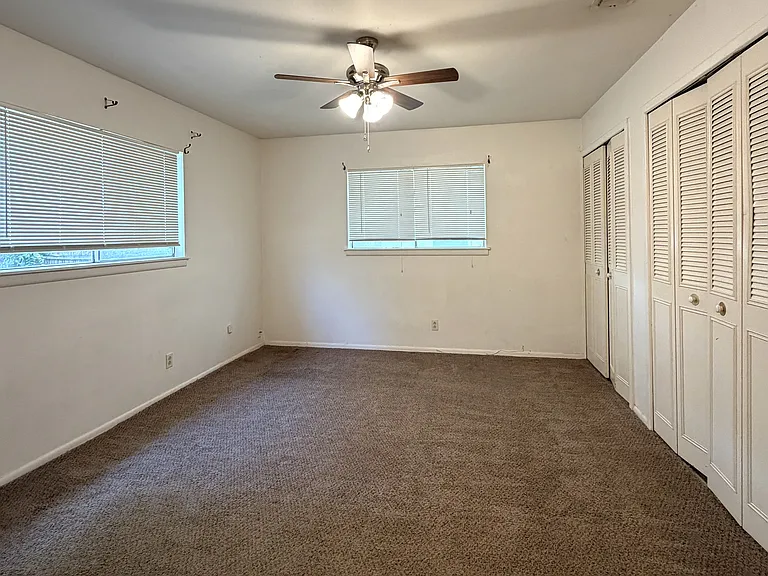 4915 Sierra Madre Dr — Photo 3