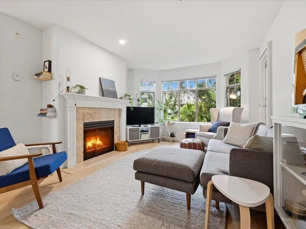 2059 Chesterfield Ave #411, North Vancouver, BC V7M 2P4