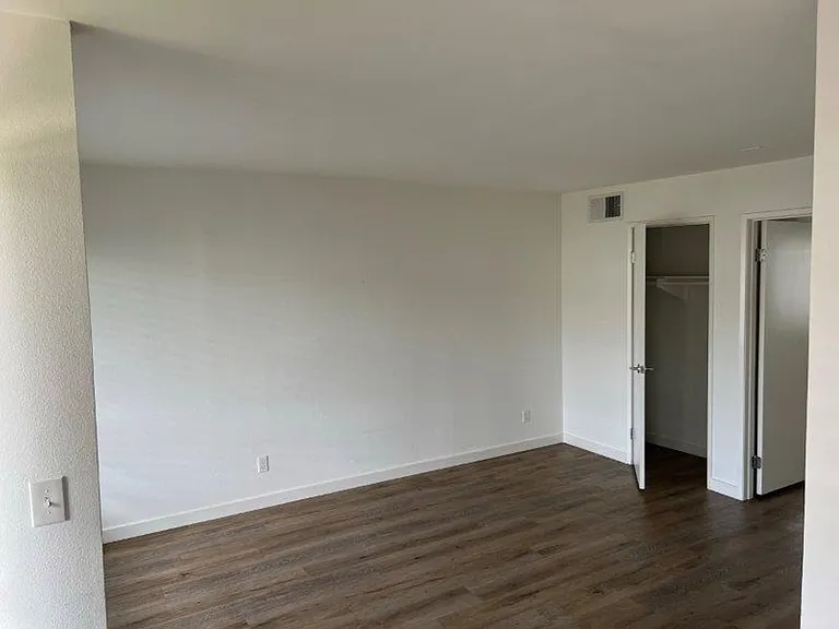 7326 Haskell Ave — Photo 6