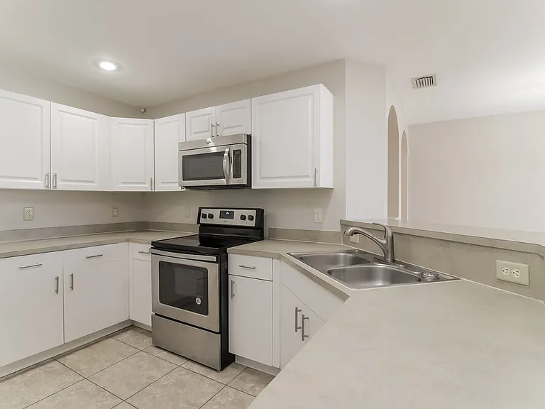1018 SW 9th Ct — Photo 7
