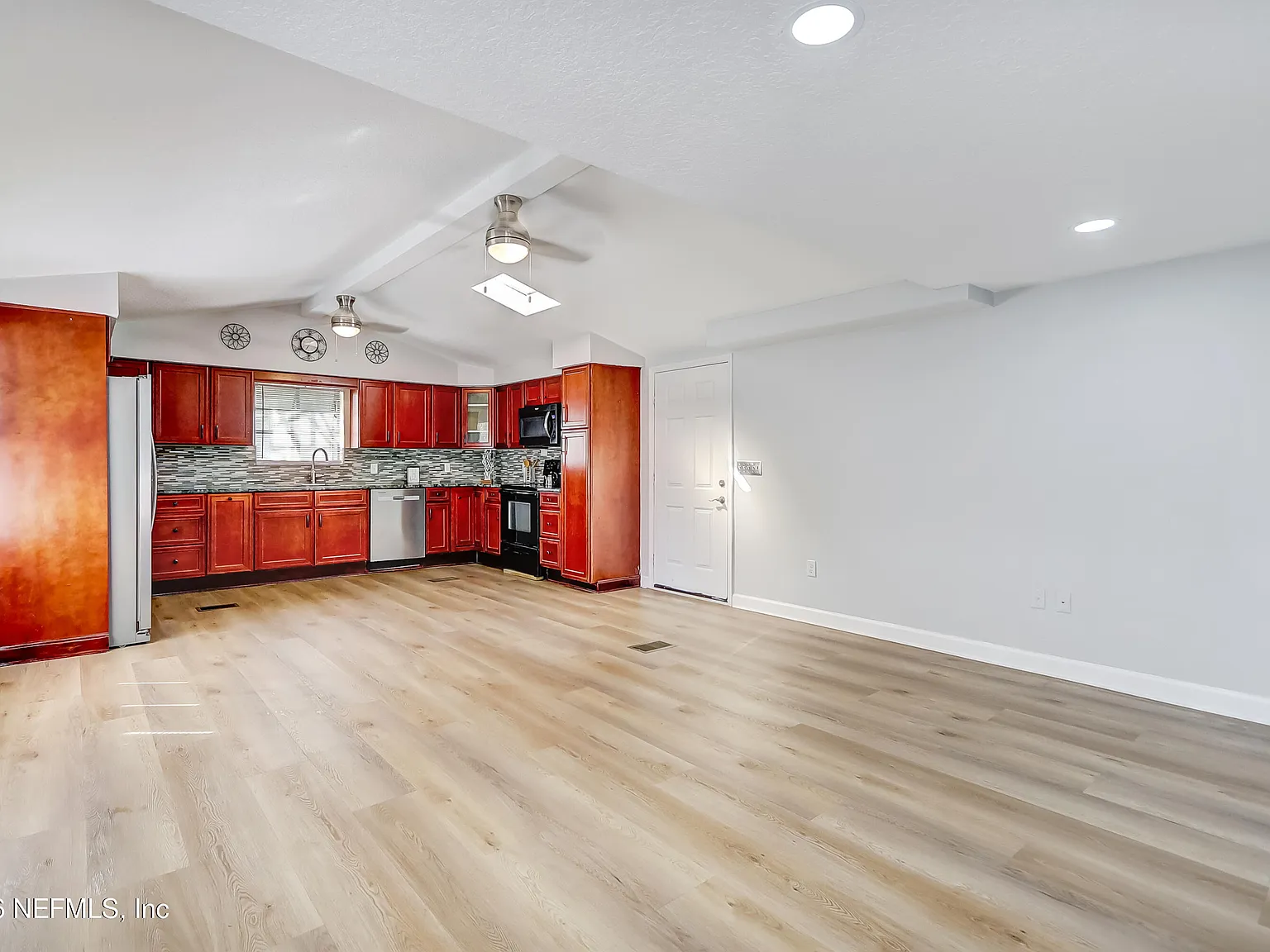 3 bed, 2.0 bath, 1088 sqft, $2,300 — Photo 4