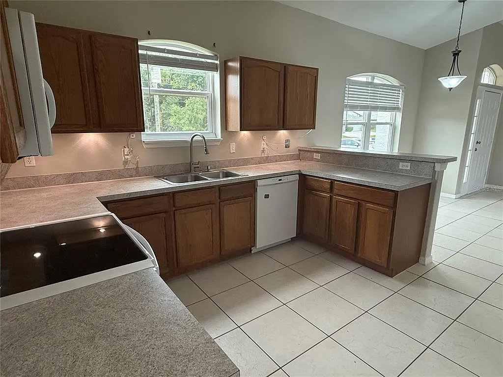 3 bed, 2.0 bath, 1331 sqft, $1,800 — Photo 2