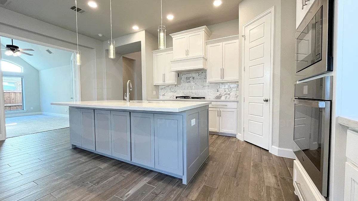 4 bed, 3.0 bath, 2575 sqft, $3,500 — Photo 4