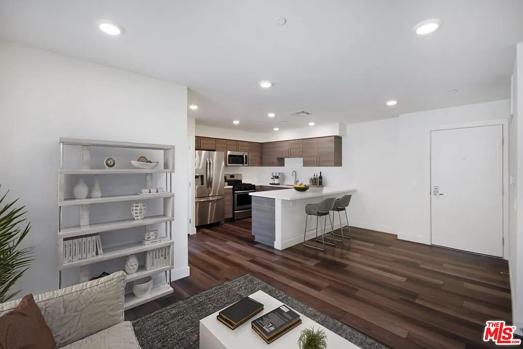 1 bed, 1.0 bath, 850 sqft, $2,995 — Photo 3