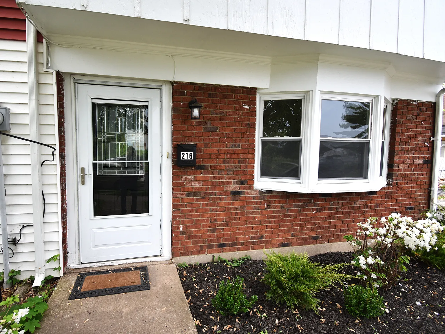 3 bed, 1.5 bath, 1008 sqft, $2,300 — Photo 2