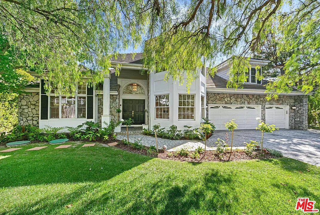 4 bed, 3.5 bath, 4000 sqft, $11,500 — Photo 2