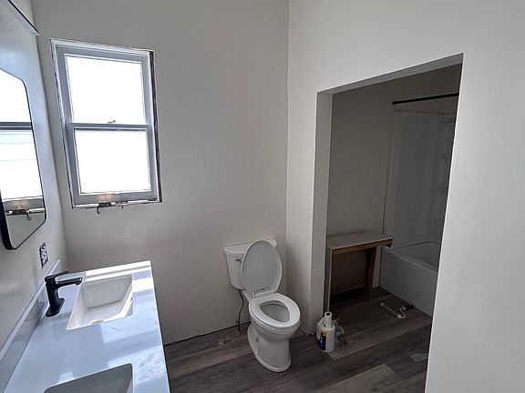 5th image of 1295 Reynolds Ave #1