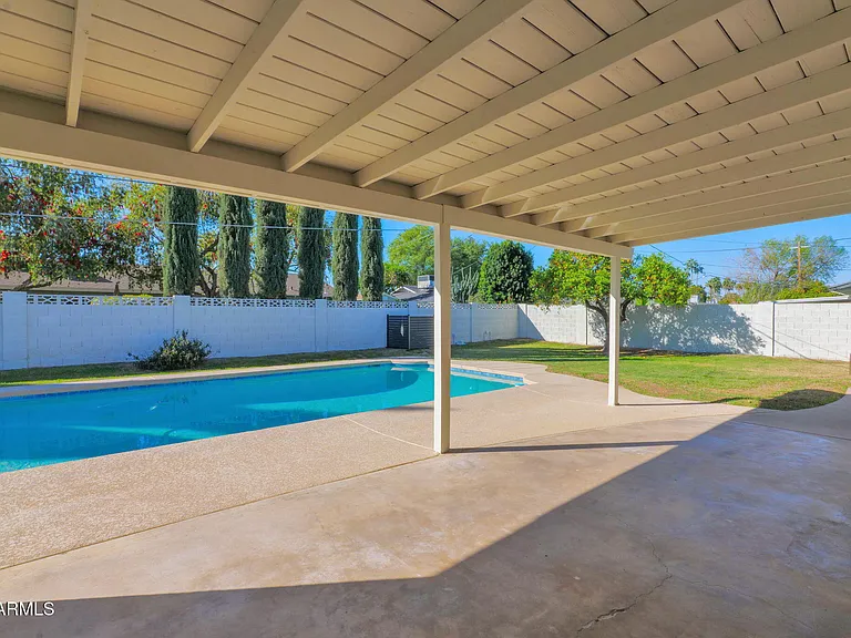 501 W Seldon Ln — Photo 37