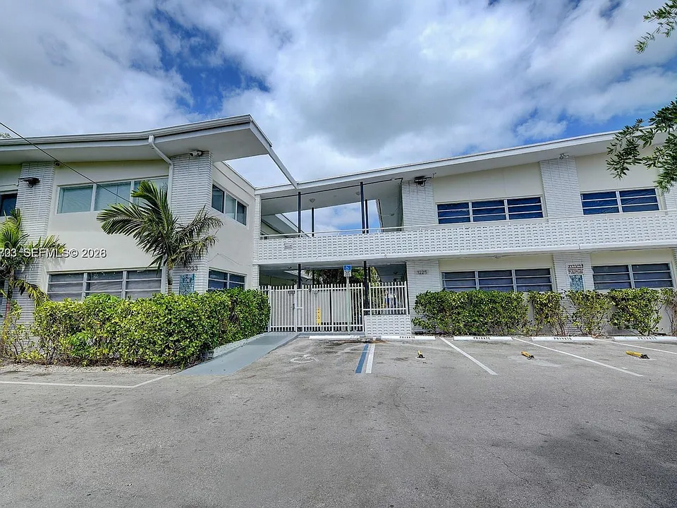 1233 Marseille Dr #5
