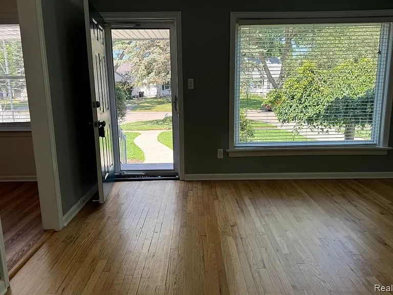 128 Girard Ave — Photo 6