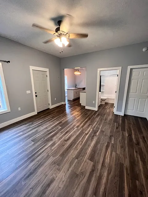 241 N. Clinton St - B — Photo 4