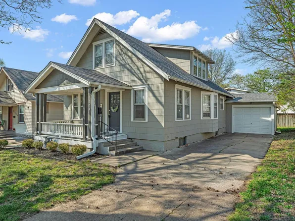 2204 SW Kenilworth Ct, Topeka, KS 66606
