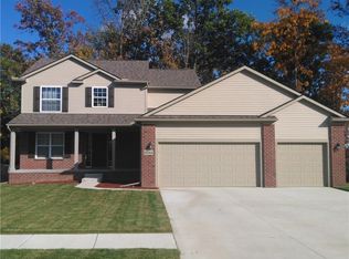 9583 Shelby Dr, White Lake, MI 48386