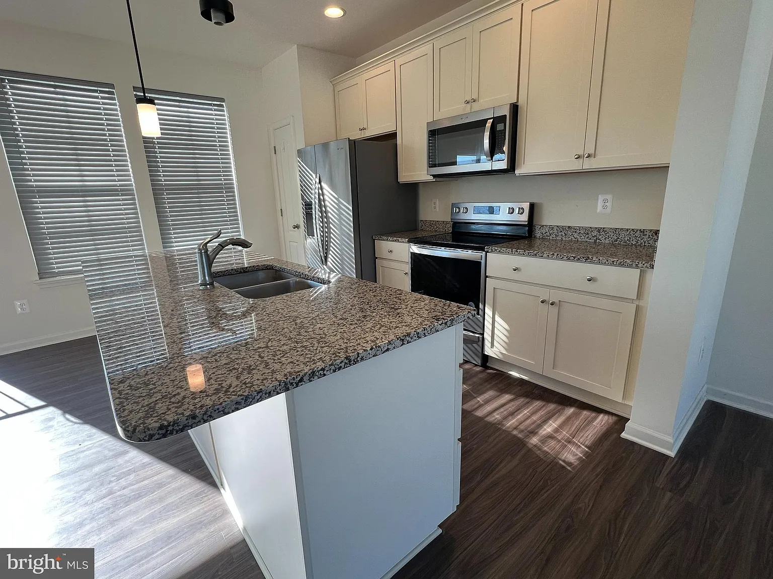 4 bed, 3.5 bath, 2256 sqft, $2,200 — Photo 3