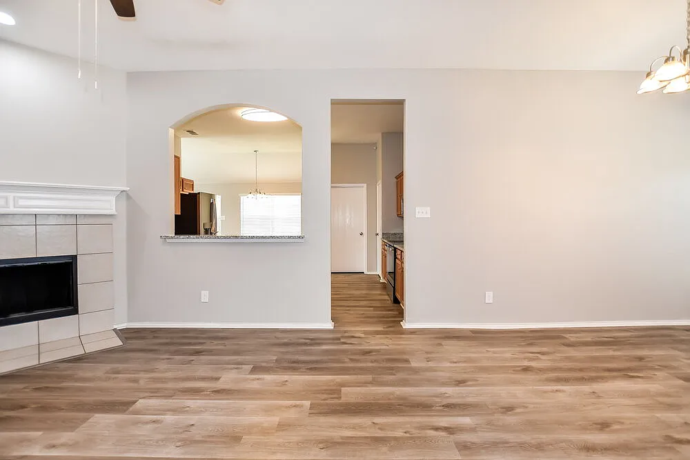 3 bed, 2.0 bath, 2016 sqft, $2,040 — Photo 4