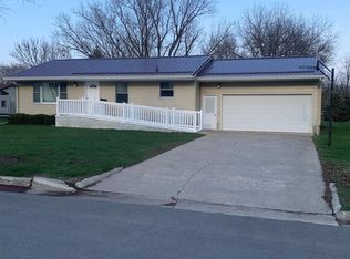 704 2nd Ave SW, West Bend, IA 50597