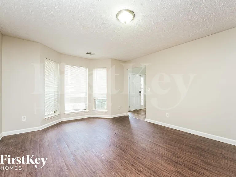 7166 Stonebrook Ln — Photo 4