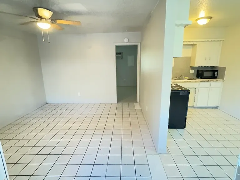 218 SE 44th St #207 — Photo 7