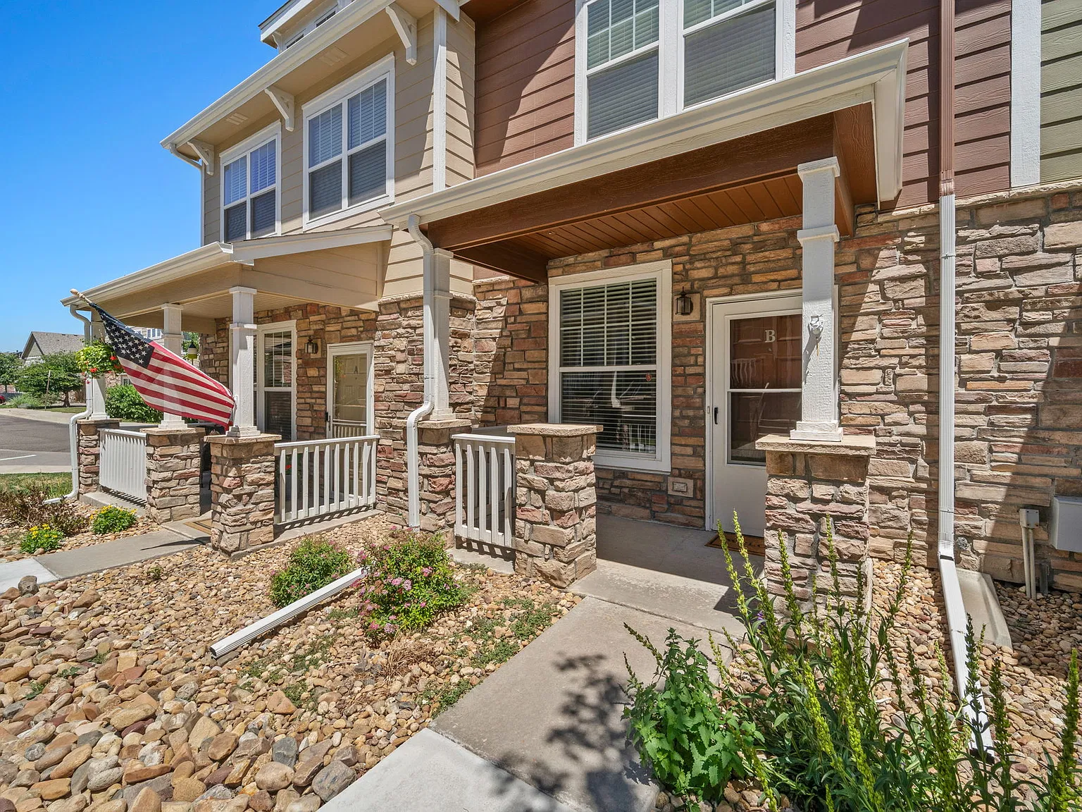 2 bed, 2.5 bath, 1216 sqft, $2,200 — Photo 2
