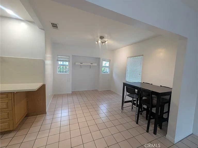1447 W 37th Pl — Photo 5